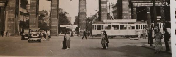 Berlin Brandenburger Tor mit Banner Führer befiehlwir folgen - 30-40er Jahre